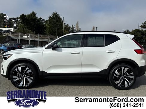 Used 2025 Volvo XC40 B5 Plus image 7