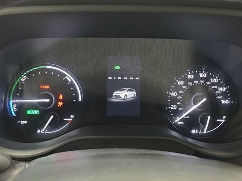 Used 2024 Toyota Sienna XLE FWD image 15