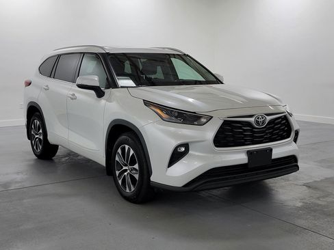 Used 2022 Toyota Highlander XLE AWD/4WD image 2