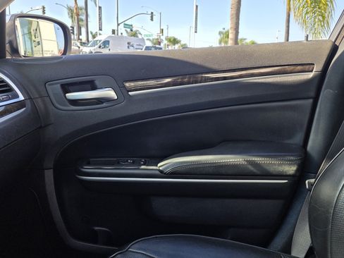 Used 2019 Chrysler 300 Limited RWD image 17