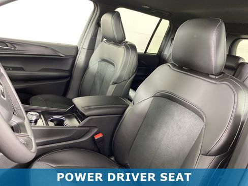 New 2025 Jeep Grand Cherokee Altitude image 15