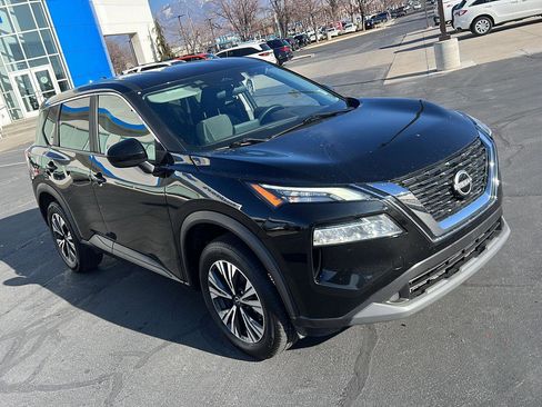 Used 2023 Nissan Rogue SV image 2