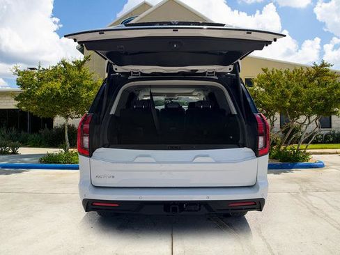 Used 2025 Ford Expedition Active AWD/4WD image 5
