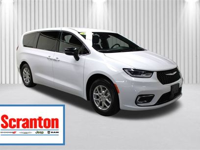 Used 2025 Chrysler Pacifica Select