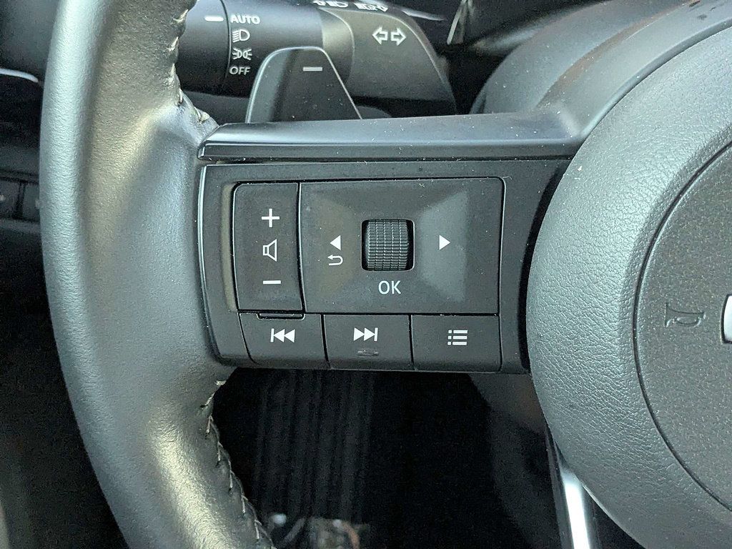 Used 2025 Nissan Pathfinder SV FWD image 28