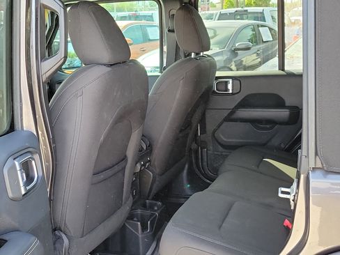 Used 2019 Jeep Wrangler Unlimited Sahara AWD/4WD image 14