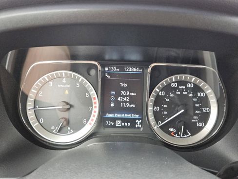 Used 2019 Nissan Titan SV w/ SV Convenience Package image 14