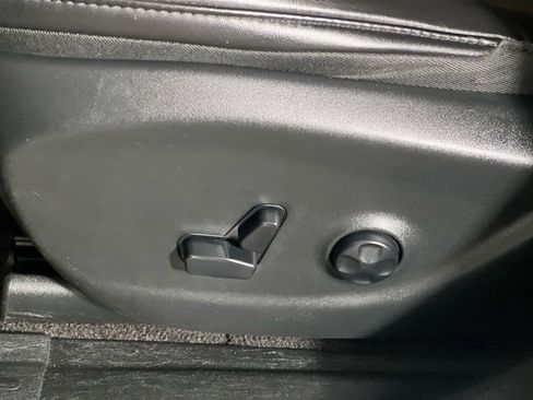 Used 2019 Jeep Cherokee Latitude Plus w/ Comfort/Convenience Group FWD image 16