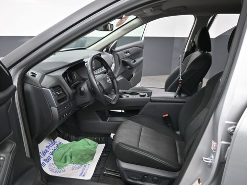 Used 2025 Nissan Rogue SV AWD/4WD image 29
