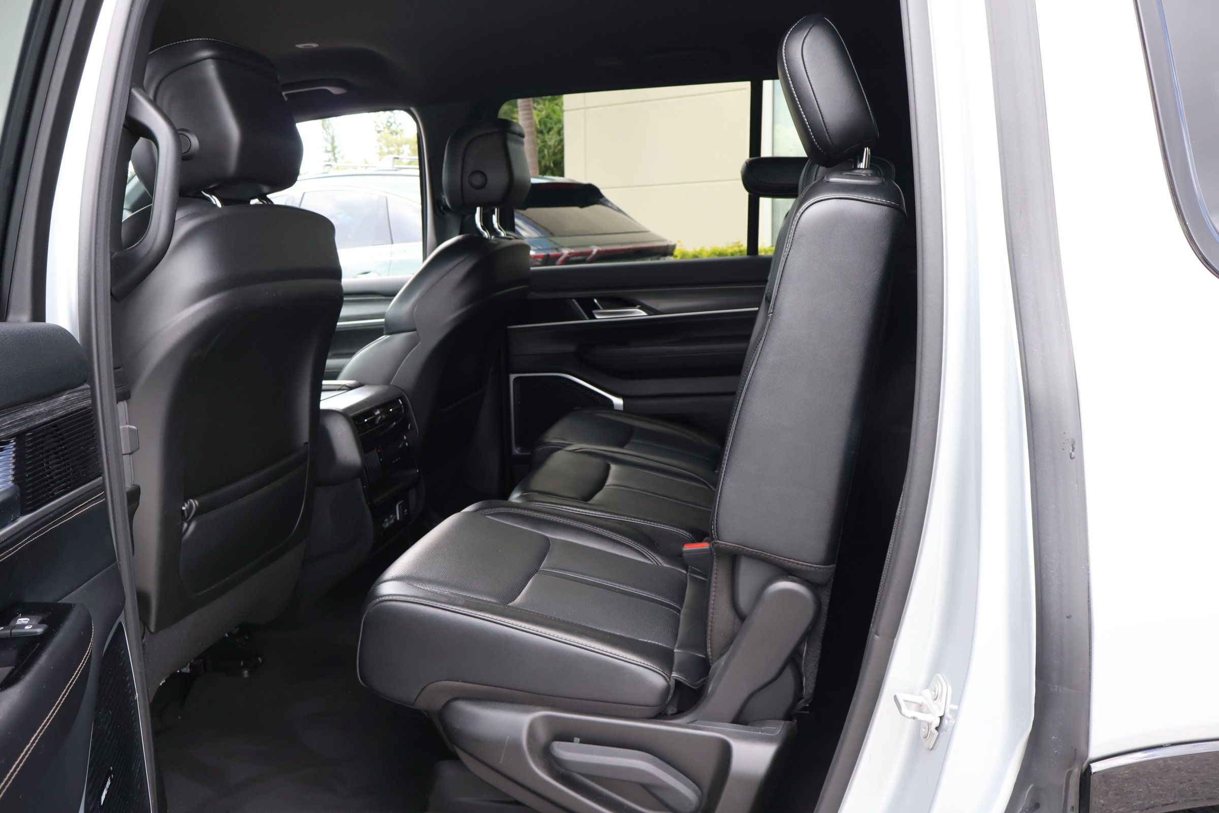 Used 2024 Jeep Wagoneer Series II w/ Flexible Seating Group RWD image 17