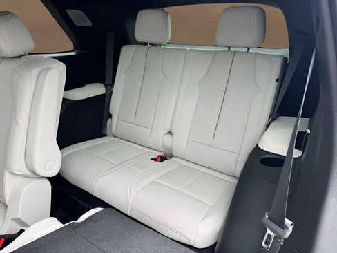 New 2027 Cadillac Vistiq Luxury w/ LPO, Floor Liner Package AWD/4WD image 19
