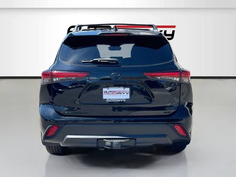 Used 2022 Toyota Highlander XLE AWD/4WD image 6