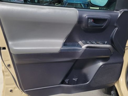 Used 2020 Toyota Tacoma SR5 RWD image 7