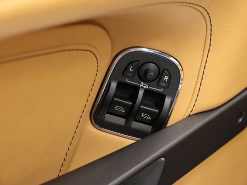 Used 2012 Aston Martin V8 Vantage V8 Convertible 2D image 10