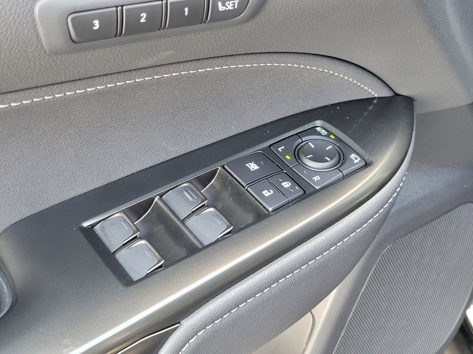 Certified 2026 Lexus NX 350h AWD w/ Accessory Package (2T) image 17