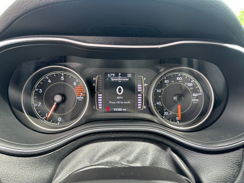 Used 2019 Jeep Cherokee Latitude Plus w/ Comfort/Convenience Group AWD/4WD image 26