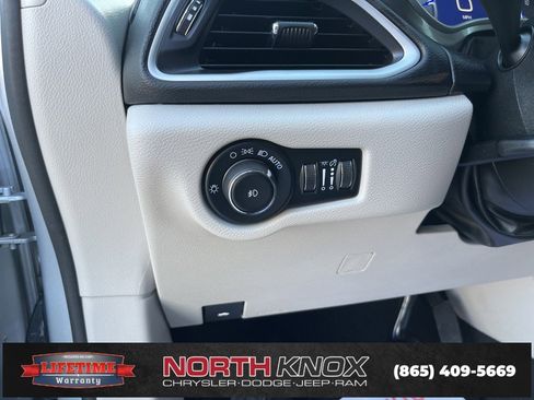 Used 2024 Chrysler Pacifica Touring-L image 7