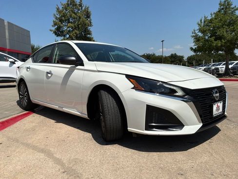 Used 2025 Nissan Altima 2.5 SV FWD image 4