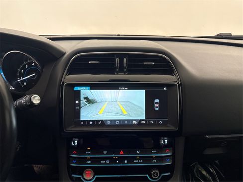 Used 2020 Jaguar F-PACE Premium image 40