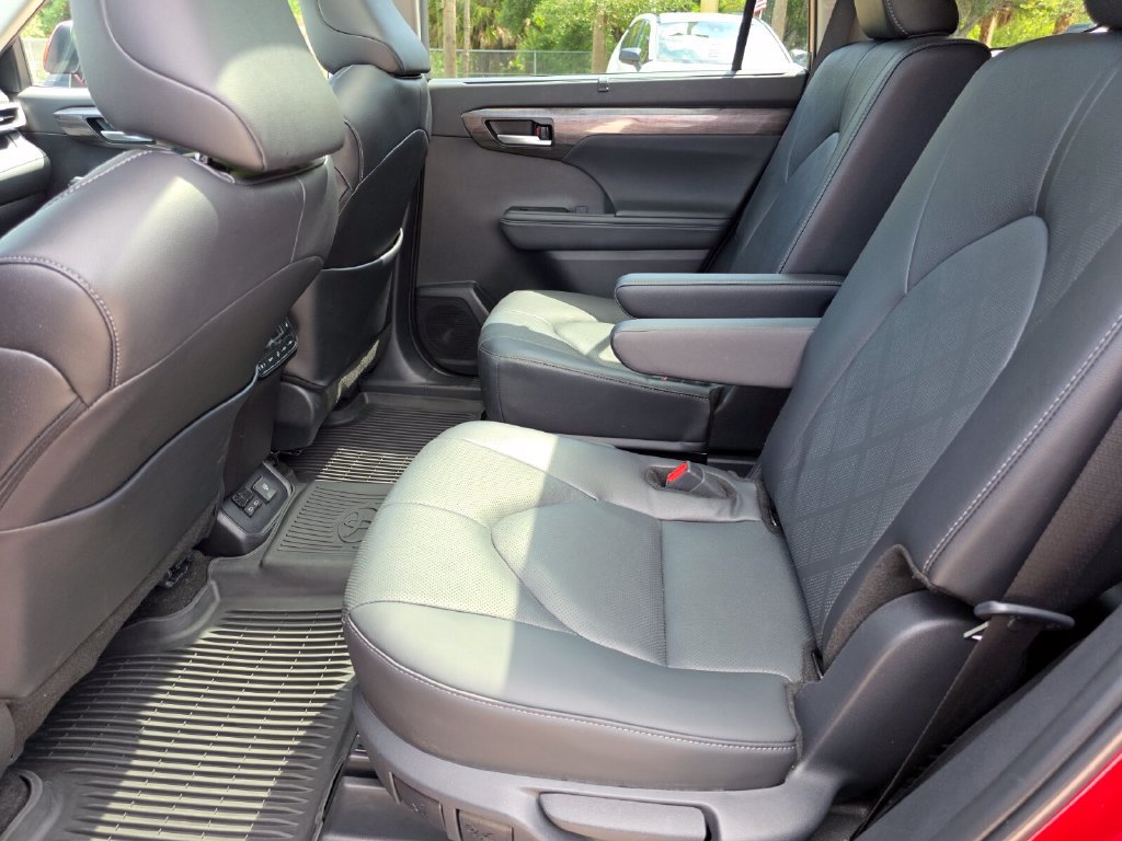 Used 2026 Toyota Highlander Platinum AWD/4WD image 23