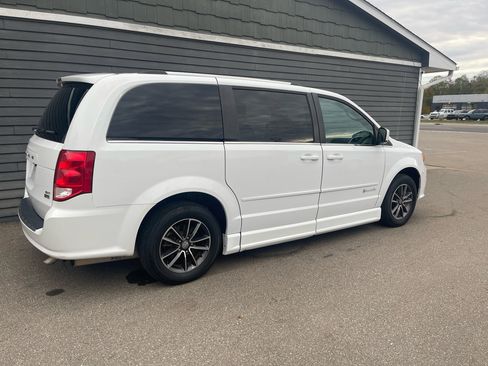 Used 2017 Dodge Grand Caravan SXT image 9
