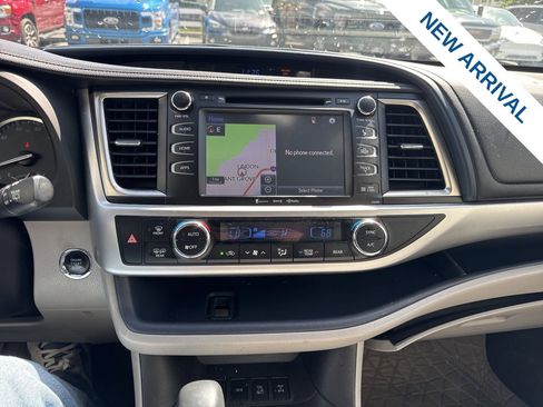 Used 2019 Toyota Highlander XLE AWD/4WD image 25