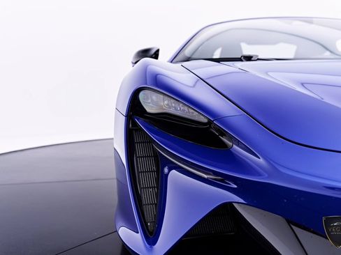 Used 2025 McLaren Artura RWD image 34