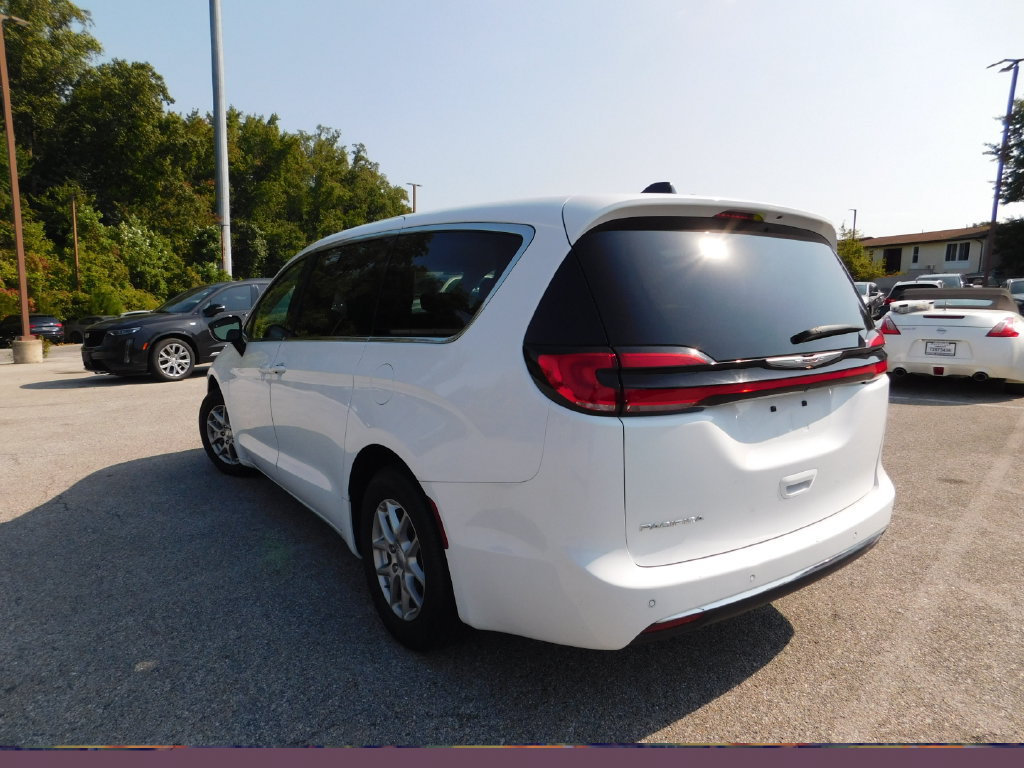 Used 2024 Chrysler Pacifica Touring-L FWD image 7