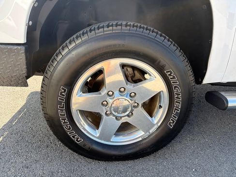 Used 2011 GMC Sierra 2500 Denali w/ Suspension Package, Off-Road AWD/4WD image 12