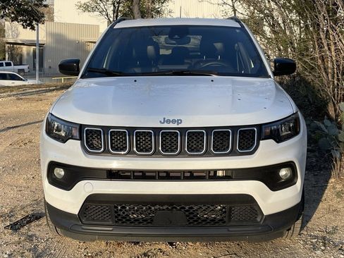 Used 2024 Jeep Compass Latitude image 2