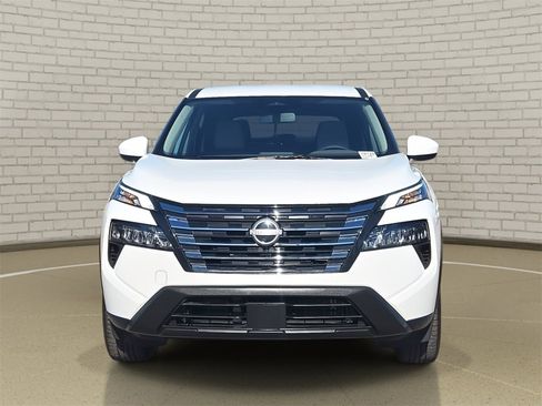 Used 2025 Nissan Rogue SV image 2