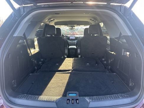 Used 2022 Ford Explorer XLT w/ Equipment Group 202A image 9