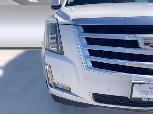 Used 2018 Cadillac Escalade ESV Luxury image 10