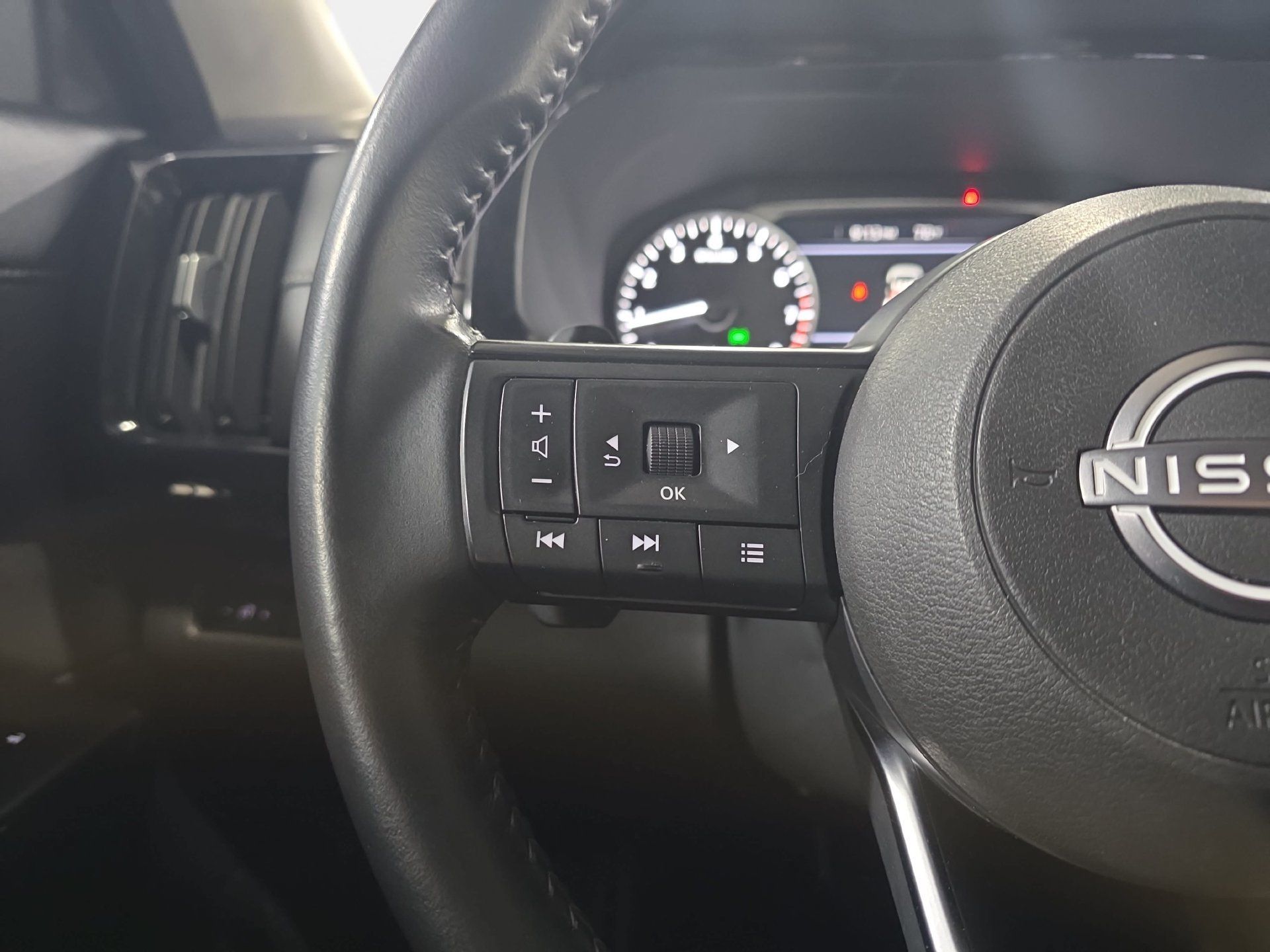 Used 2025 Nissan Pathfinder SV AWD/4WD image 17