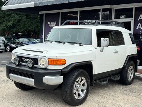 Used 2014 Toyota FJ Cruiser 4WD w/ Upgrade Package image 3