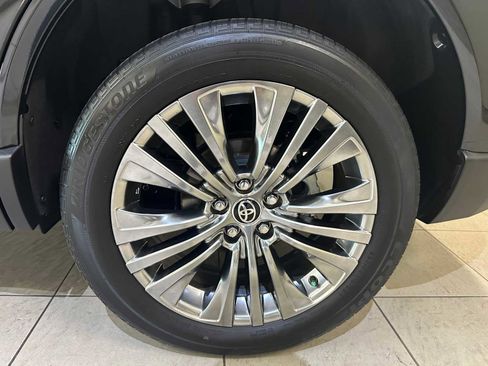 Used 2024 Toyota Venza Limited image 8