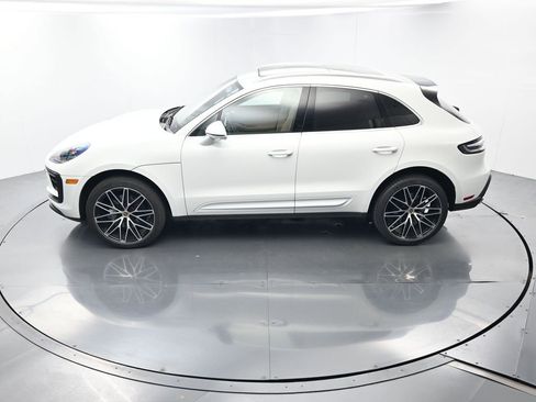 Certified 2025 Porsche Macan AWD/4WD image 34