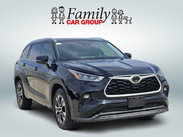 Used 2020 Toyota Highlander XLE FWD image 2