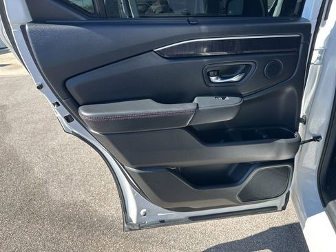 Used 2025 Honda Pilot Black Edition image 34