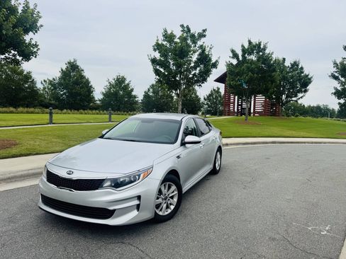 Used 2018 Kia Optima LX FWD image 2