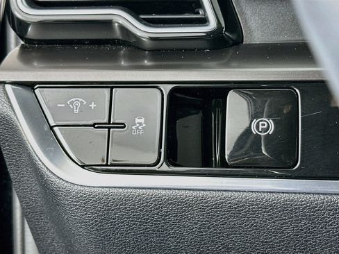Used 2025 Kia Sportage EX FWD image 17