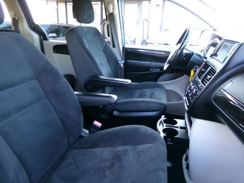 Used 2019 Dodge Grand Caravan SE w/ UConnect Hands-Free Group image 25