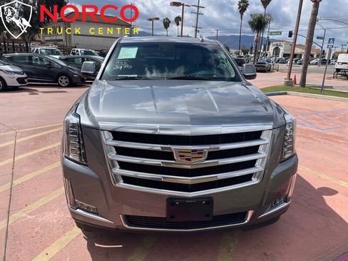 Used 2019 Cadillac Escalade ESV Luxury RWD image 3