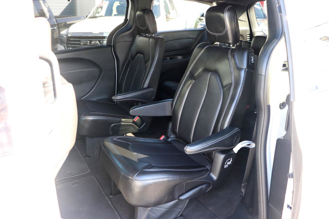 Used 2027 Chrysler Pacifica Select FWD image 12