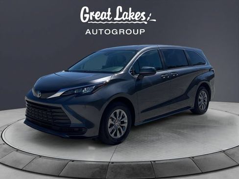 Used 2025 Toyota Sienna LE FWD image 1
