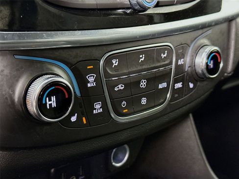 Used 2023 Chevrolet Traverse LT image 15