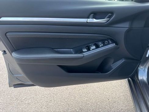 Used 2023 Nissan Altima 2.5 SV w/ SV Premium Package image 9