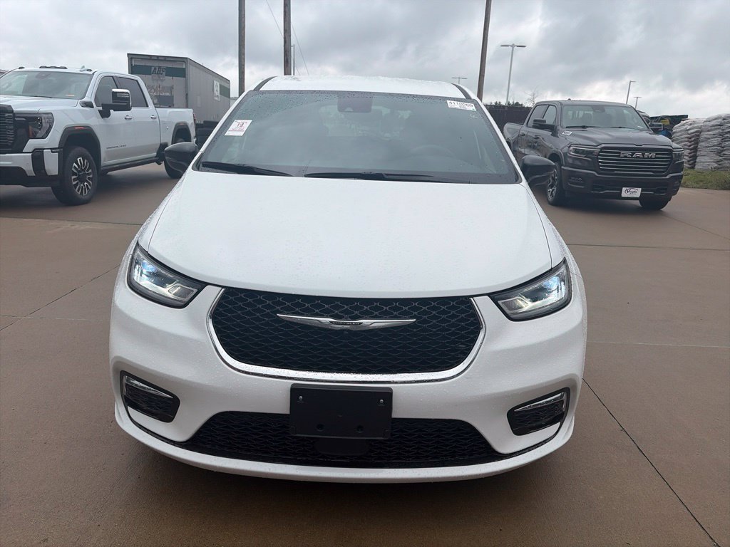 Used 2025 Chrysler Pacifica Select FWD image 4