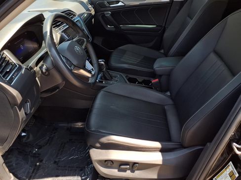 Used 2023 Volkswagen Tiguan SE w/ Panoramic Sunroof Package FWD image 17