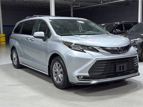 Used 2022 Toyota Sienna XLE image 3